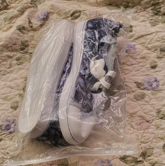 Skull and crossbones lace-up sneakers - Picture 2 of 4